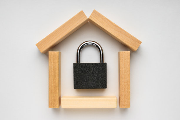 用木块做成的房子的锁图片下载