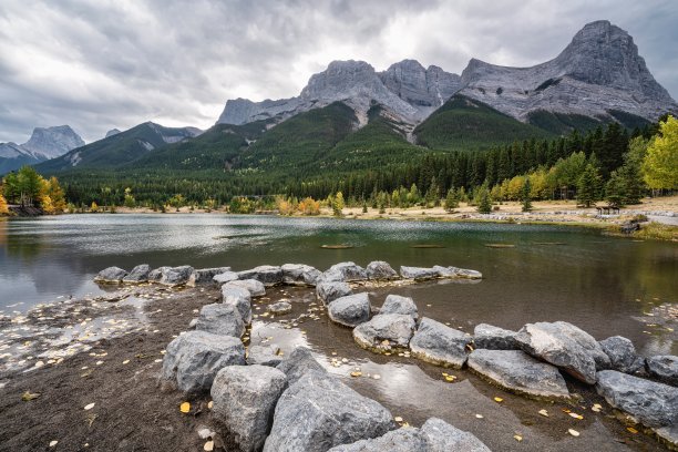 秋天的一天，在加拿大阿尔伯塔省坎莫尔山的湖边图片下载