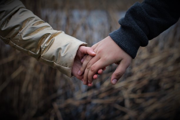 两只手放在黑暗的背景上图片下载