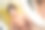 小白种人婴儿在家里洗澡-无名女母亲抱着她的小婴儿在塑料浴缸里在家里的房间育儿和卫生概念真人图片下载