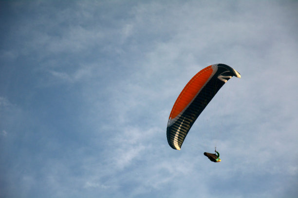 在波美拉尼亚进行滑翔伞飞行图片下载