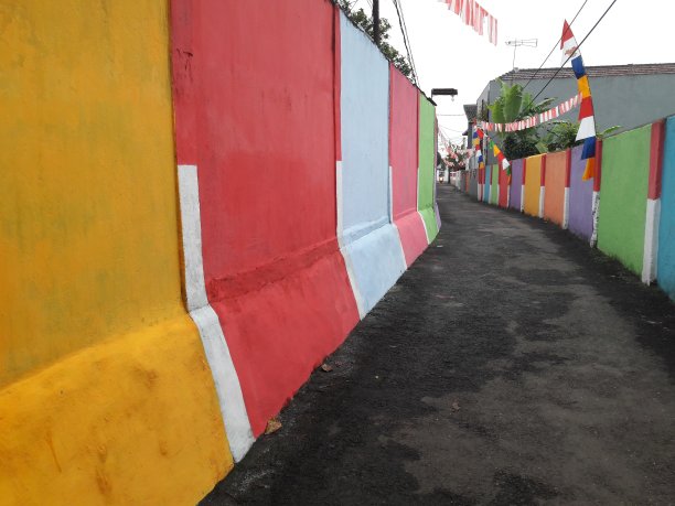 照片中的街道在城市的角落与彩色的墙壁背景图片下载