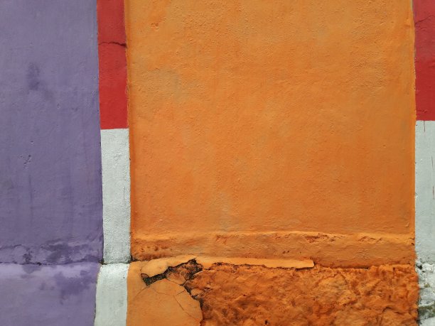 照片中的街道在城市的角落与彩色的墙壁背景图片下载