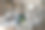 满意的女人在舒适的沙发上放松在现代客厅图片下载