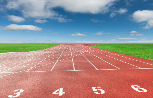 晴朗的天空，蓝天白云，城市体育馆的红跑道图片下载