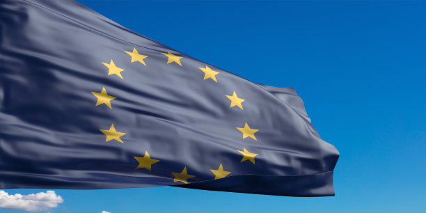 欧盟标志符号。蓝天背景下挥舞的欧盟旗帜。三维演示图片下载