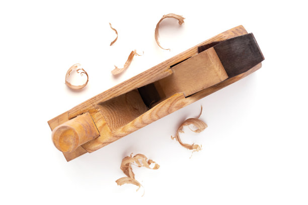 用于木工或细木工的平面工具，以及隔离在白色背景下的木屑。木工工具接头图片下载