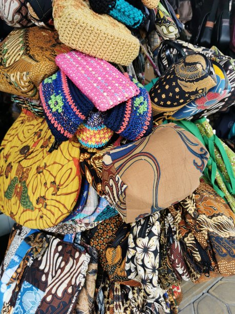 印度尼西亚爪哇岛中部的传统蜡染包商店图片下载