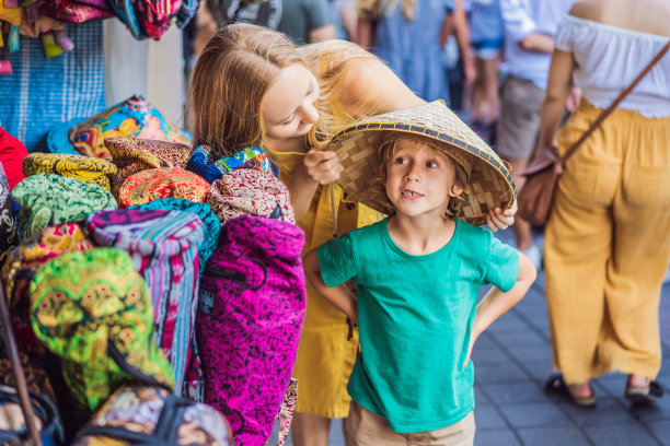 在印度尼西亚巴厘岛的乌布市，母子游客在挑选纪念品图片下载