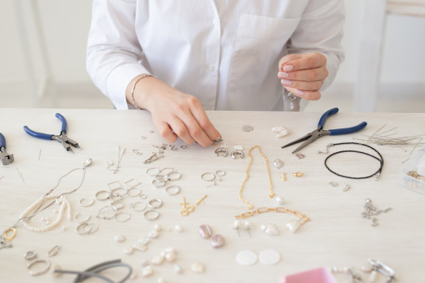 专业珠宝设计师在工作室工作室制作手工珠宝的特写。时尚、创意和手工概念图片下载