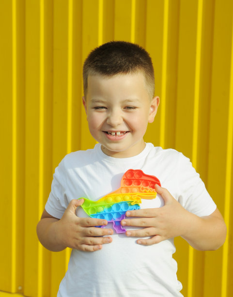 男孩拿着玩具把它扔到户外。图片下载