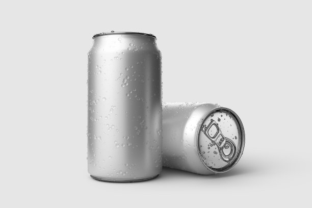 350ml能量饮料苏打罐的模板与水滴，孤立在浅灰色背景。图片下载