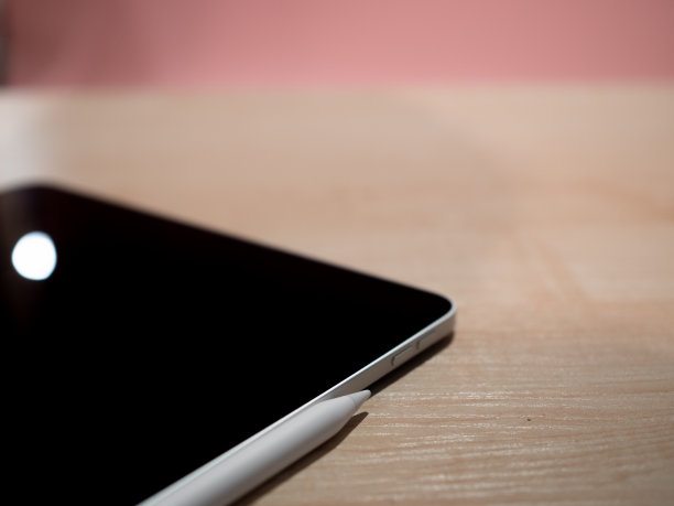 一台带手写笔的薄平板电脑，是工作和数字艺术的工具，图片下载