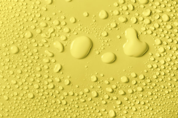 水滴在光滑的表面，黄色背景图片下载