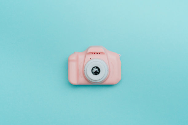 塑料玩具相机在蓝色背景与复制空间图片下载