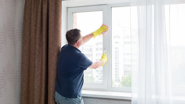 单身男人在约会前会整理房间图片下载