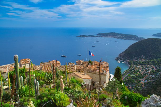 从法国伊泽山顶俯瞰地中海图片下载