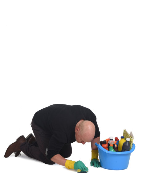 做家务的男人被隔离在白色背景下图片下载