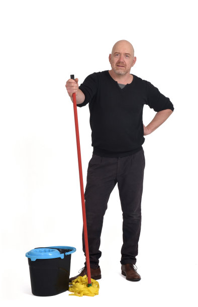 拖把和水桶在白色背景下看着相机图片下载