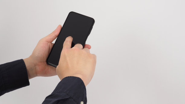 手拿着手机，隔离在白色背景上。图片下载