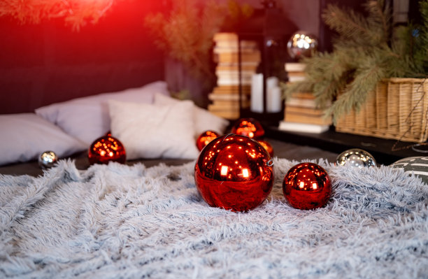 圣诞场景，圣诞树礼物和圣诞球在床上。节日气氛。库存图片图片下载