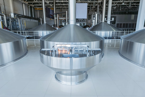 工业大楼内的金属水槽。图片下载