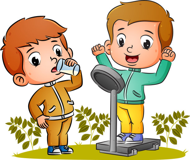 幸福的情侣男孩正在称体重图片下载