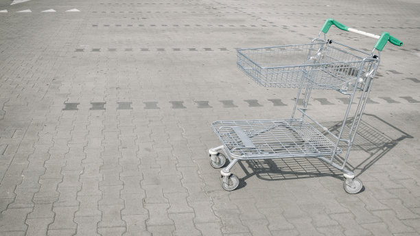电车购物。清空超市停车场的购物车。这是购物家庭用品、零食或建筑材料的时间。图片下载