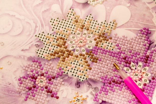 钻石彩绘刺绣工艺。丙烯酸树脂水钻和钢笔工具。特写镜头,有选择性的重点。图片下载