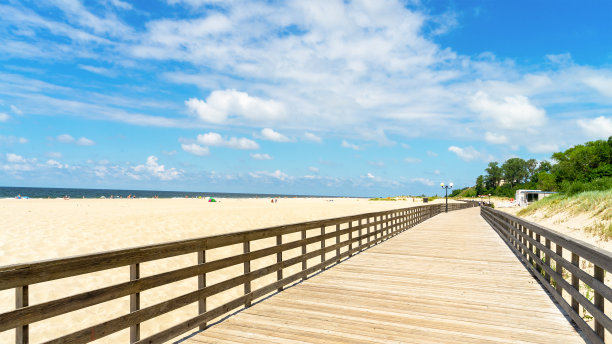 俄罗斯加里宁格勒地区扬塔尼村，沿着波罗的海的沙滩，长长的木制长廊图片下载