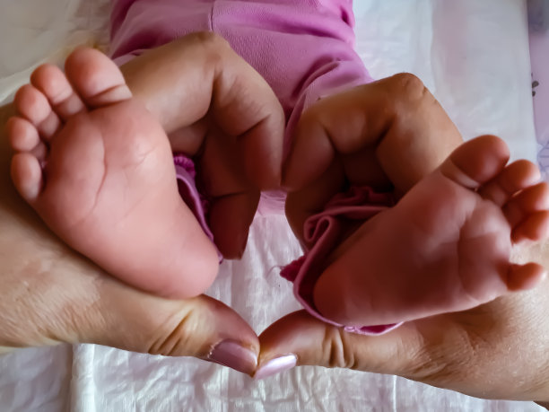 一个婴儿的脚在奶奶的心里图片下载