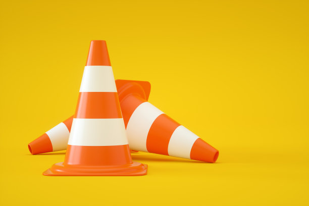 黄色背景上的交通锥图片下载