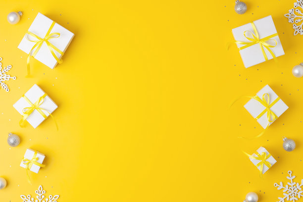 圣诞装饰与包装礼物和球在黄色背景。平铺，复制空间图片下载