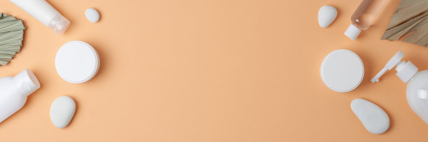 化妆品皮肤护理产品与棕榈叶上的淡棕色背景。平铺，复制空间图片下载
