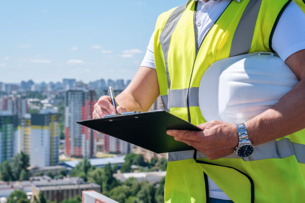 在工地上，一个成熟男人的手在剪贴板上写着笔记图片下载