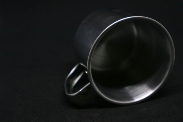 小不锈钢玻璃上的黑色背景照片图片下载