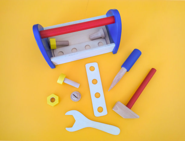 玩具工具在黄色背景图片下载