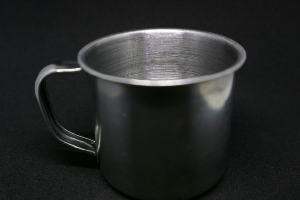 小不锈钢玻璃上的黑色背景照片图片下载