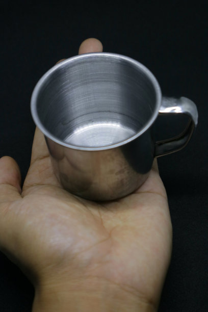 小不锈钢玻璃上的黑色背景照片图片下载