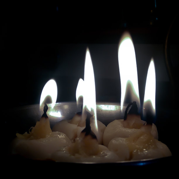 排灯节背景和问候，排灯节背景模糊。在排灯节上，一个点燃的黏土灯或灯的特写图像。排灯节是印度的印度教节日，灯被隔离在黑色的背景上图片下载