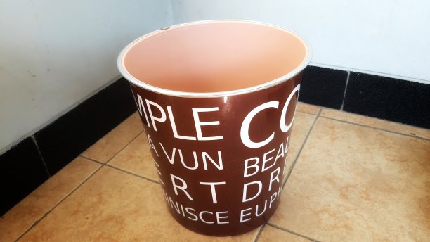 现代咖啡杯的近景图片下载