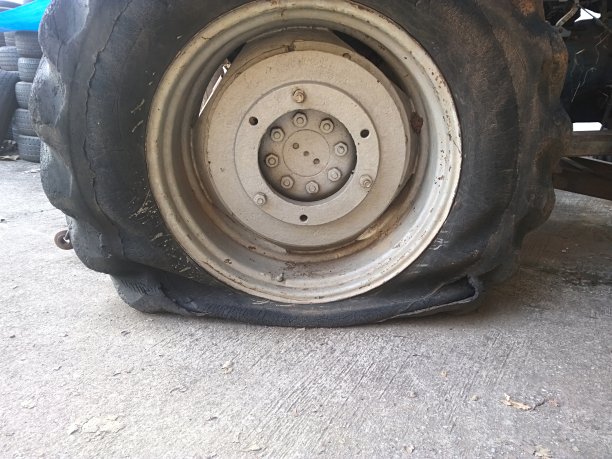 平的轮胎图片下载