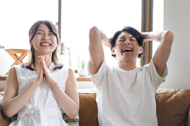 一对夫妇在家里看体育比赛图片下载