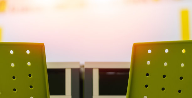 学校教室里模糊的背景没有年轻的学生;模糊的小学教室的视野，没有孩子和老师在校园的桌椅。图片下载