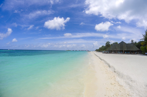 美丽的白色沙滩在马尔代夫，印度洋图片下载
