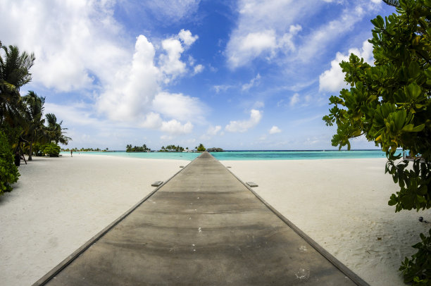 美丽的白色沙滩在马尔代夫，印度洋图片下载