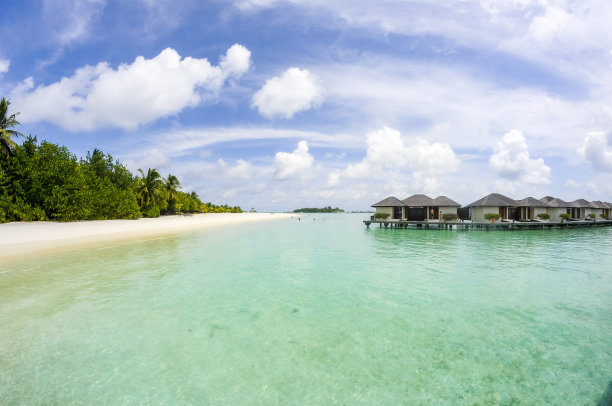 美丽的白色沙滩在马尔代夫，印度洋图片下载