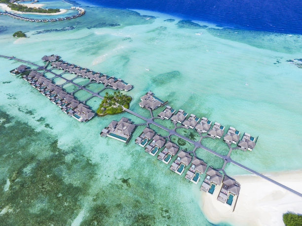 美丽的白色沙滩在马尔代夫，印度洋图片下载