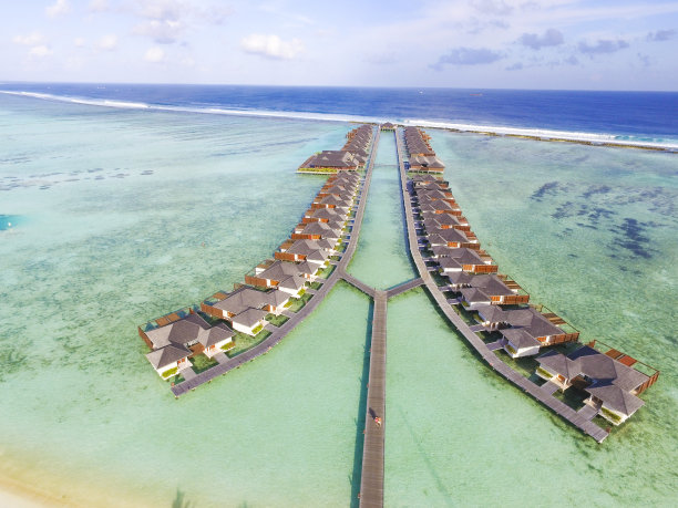 美丽的白色沙滩在马尔代夫，印度洋图片下载