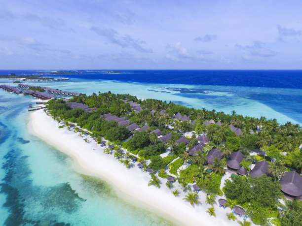 美丽的白色沙滩在马尔代夫，印度洋图片下载